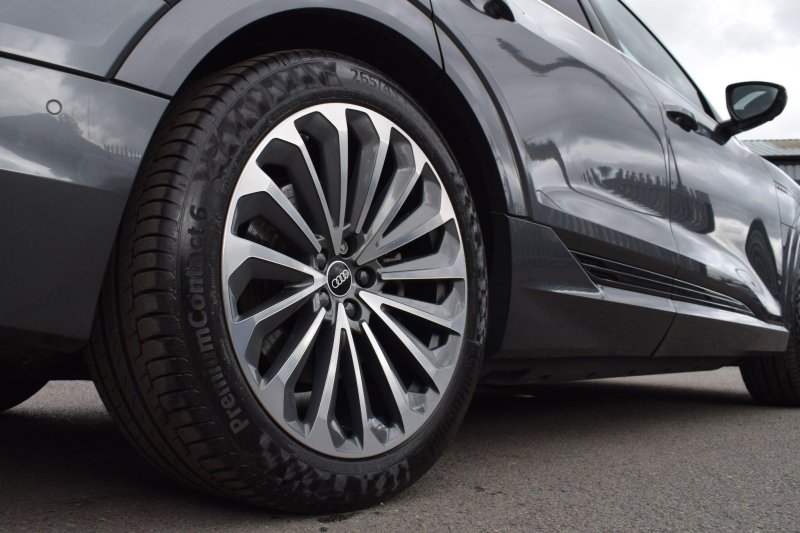AUDI E-TRON